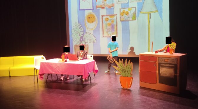 Les CM de Saint-Denis Bourbon éteignent leur portable au théâtre